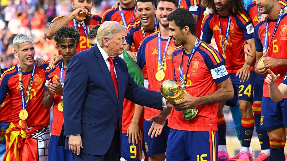 Trump entrega troféu à seleção espanhola 